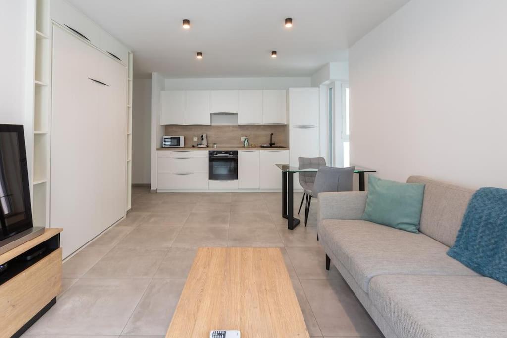 Superbe Appartement Avec Parking มัลเมอดี ภายนอก รูปภาพ